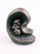 Een beeld van een baby in de boermoeder. De symboliek van de bescherming voor altijd. Bronskleurig afgewerkt en gegoten in Neolith.