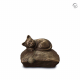 Kat op kussen brons
