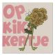 Vrolijke wenskaart met een tekening van een kikker met een bos bloemen en in grote roze letters; opkikkertje. Dubbele kaart met bijpassende envelop.