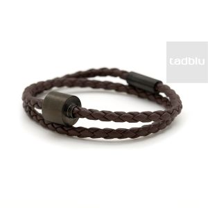 Gevlochten leren bruine armband met een cilinder die te gebruiken is als asruimte. Prachtige armband voor heren als gedenksieraad.