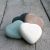 Stenen harten in vier steensoorten, grijs, wit voor binnen en buiten en roze en groene voor binnen.
